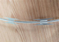 Drut kolczasty w kolorze srebrnym, spiralna próbka z drutu kolczastego